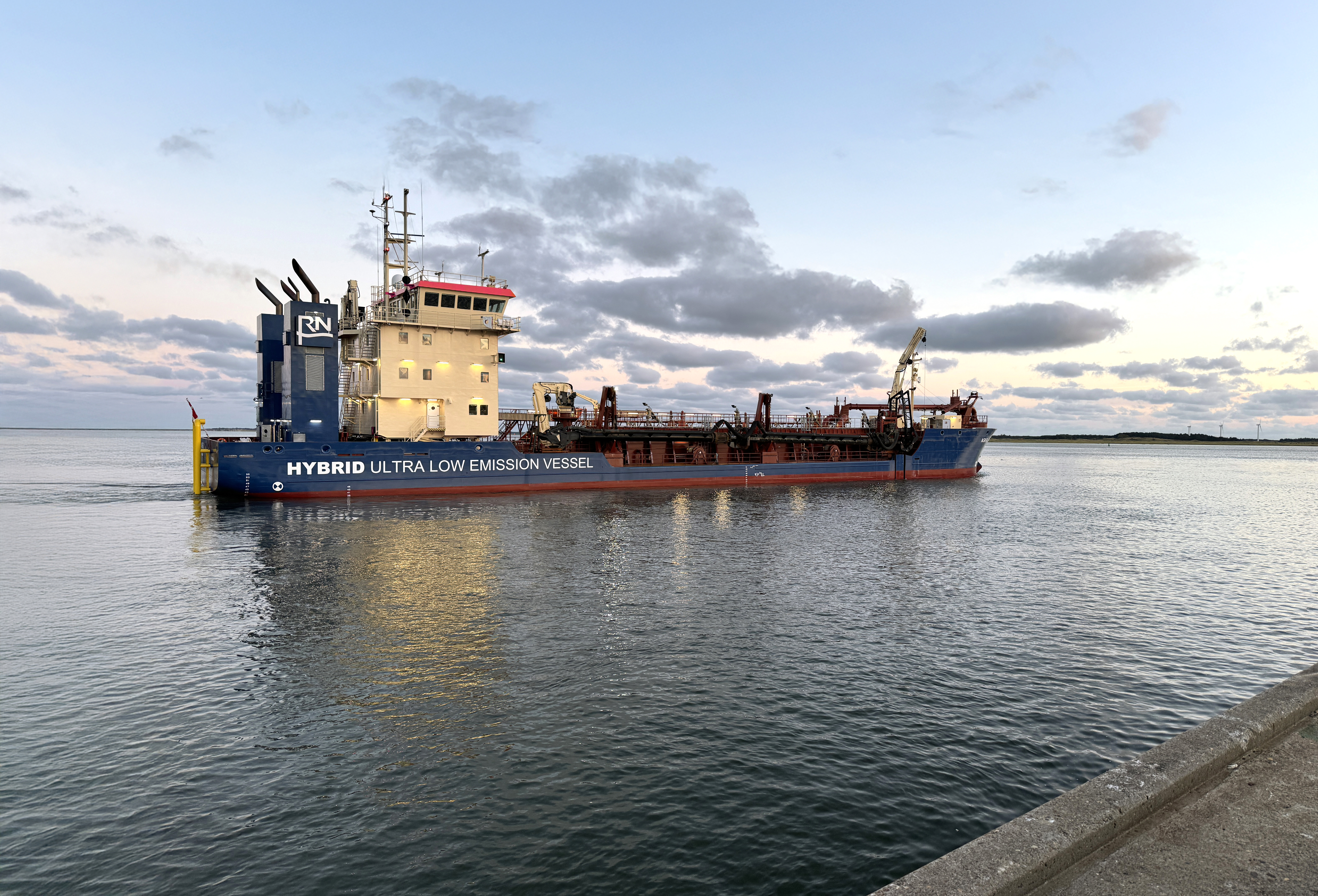 Ultra low emission vessel in ocean